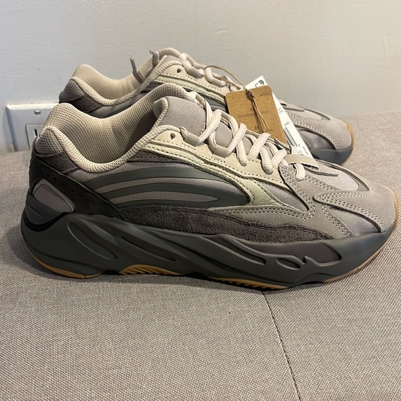 YEEZY Boost 700 V2 Tephra - Picture 5 of 10